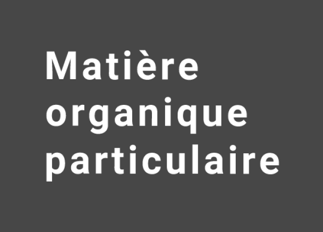 Visuel avec aplat gris et matière organique particulaire écrit en blanc