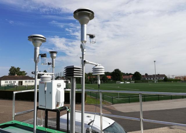 Photo de l'installation d'un dispositif de surveillance des pesticides dans l'air