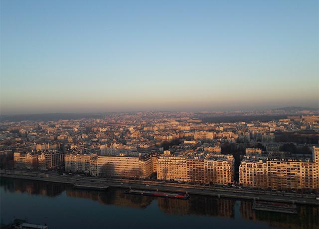 Photo du ciel de Paris chargé en particules