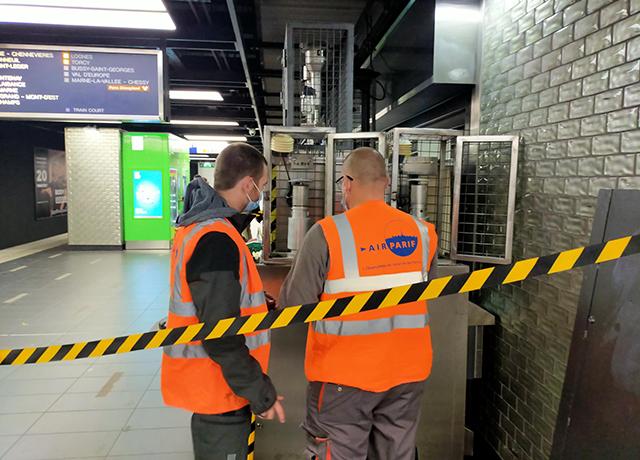 Photo de nos équipes intervenant sur le quai de la station Châtelet